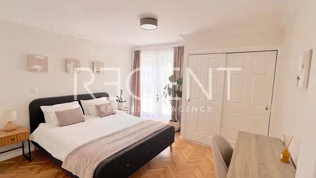 Villa 472 m², Brodarica — en première ligne de mer, 3 appartements