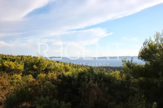 Brač, Sutivan - Stavebný pozemok s výhľadom na centrum miesta (1.543 m2)