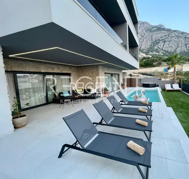 Makarska - Luxusná vila s tromi bytovými jednotkami