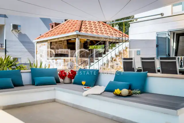 Brač, Milna - Moderní vila v první řadě u moře, 264 m2