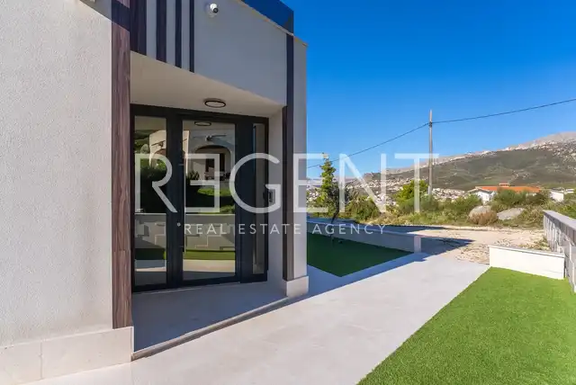 Split, Strožanac - Modern villa with sea view, pool and auxiliary building 50 m2
