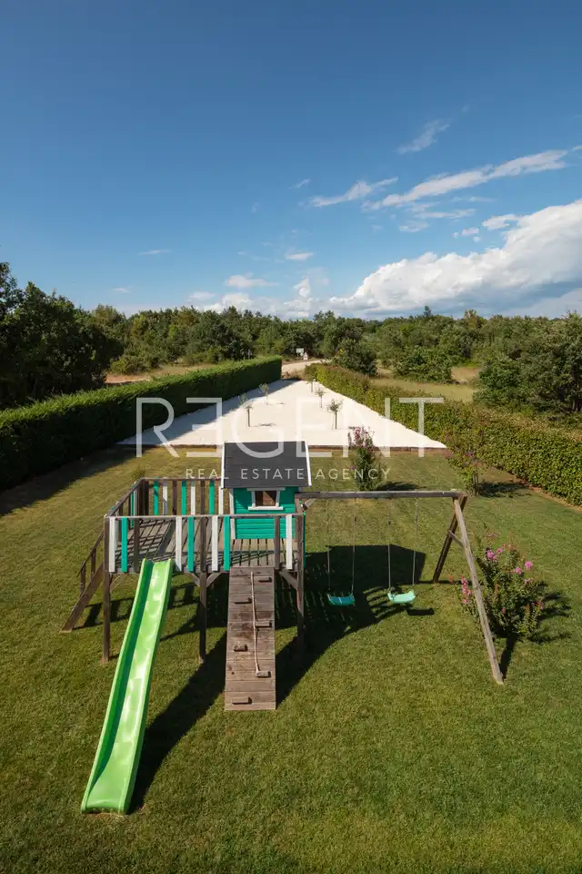 Villa 250 m², Vodnjan area — 78 m² pool, 1600 m² plot