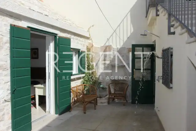 Brač, Mirca - kamenná vila s výhľadom na more, 300m2