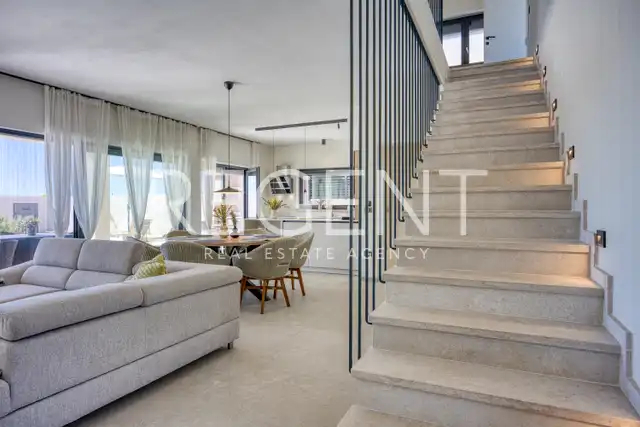 Kuća 230 m² — grijani bazen, krovna terasa, Poreč