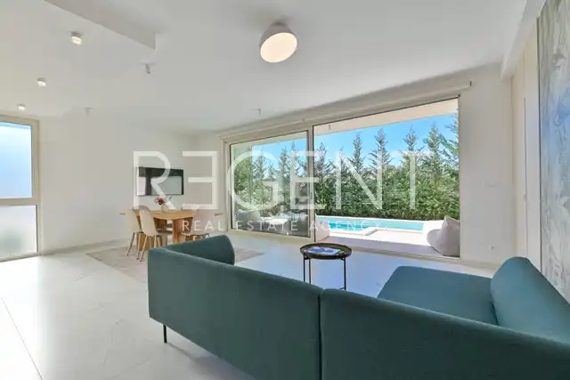 Seget Vranjica – sodobna duplex vila z dvema bazenoma in s pogledom na morje