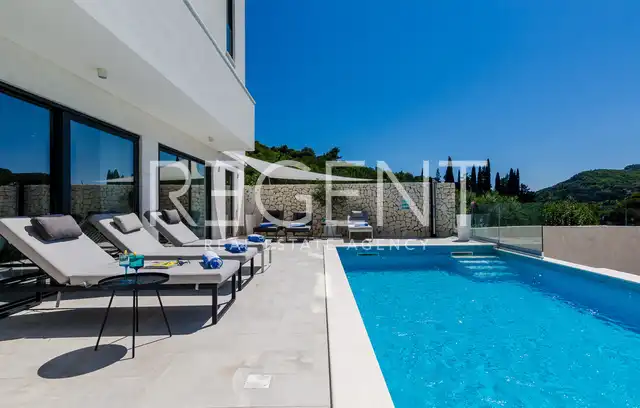 Dubrovnik, Zaton – Villa blanche moderne en bord de mer avec terrain supplémentaire