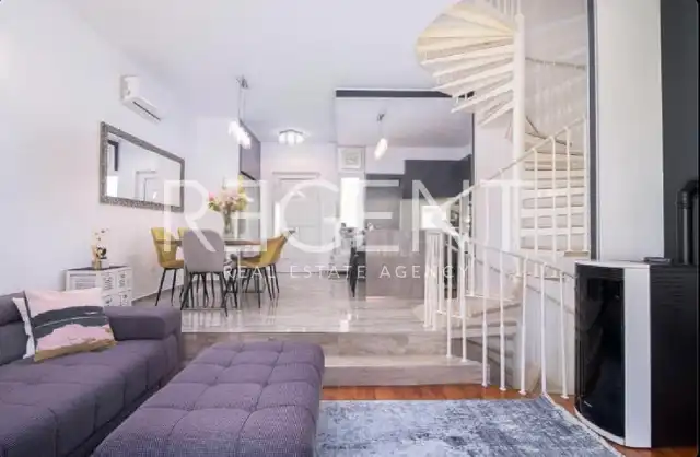 Trogir, Okrug Gornji - Dreizimmerwohnung mit Garage und Meerblick 123 m2