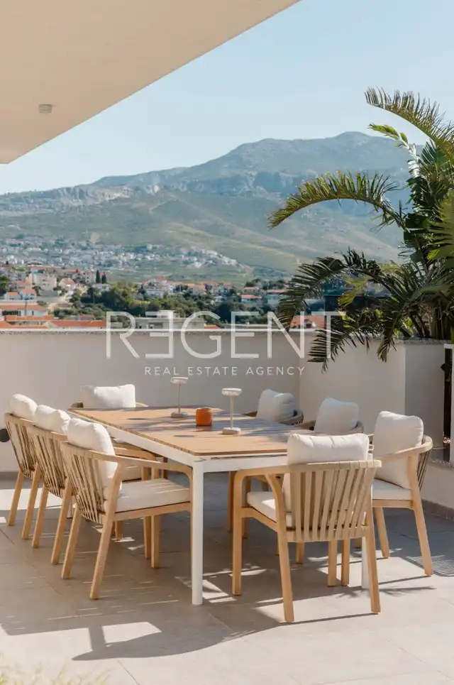 Split, Sirobuja - Trisobni penthouse z bazenom