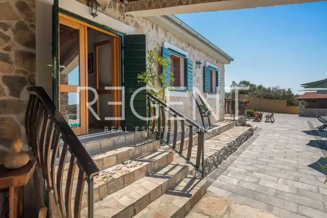 Šibenik, Rogoznica - Kamenný dom s bazénom a výhľadom na more 100 m2