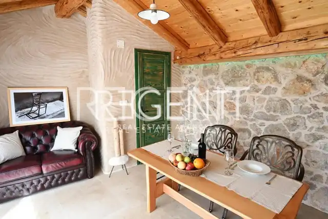 Hvar - Kamena kuća modernog dizajna 70m2