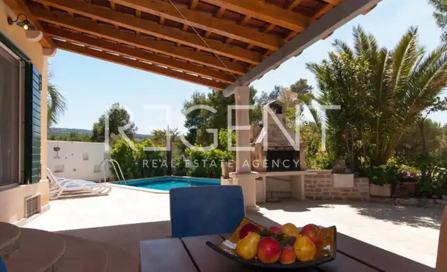 Brač, Mirca - Vila s bazénom pri mori 330m2