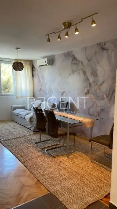 Split, Skalice - Dvosoban stan s loggiom 60 m2