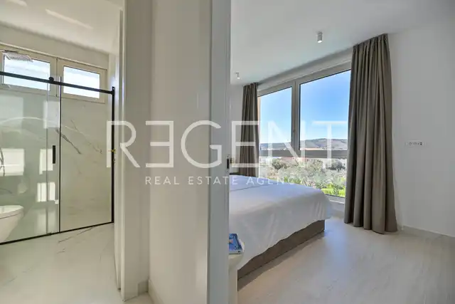 Seget Vranjica – sodobna duplex vila z dvema bazenoma in s pogledom na morje