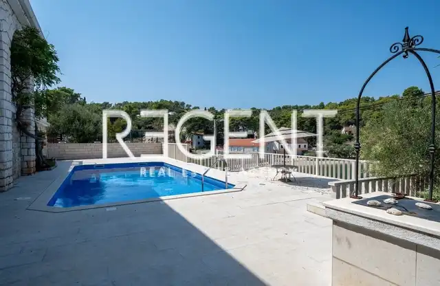 Šolta, Rogač - Stredomorská vila v prvom rade pri mori 264 m2 exkluzívny predaj