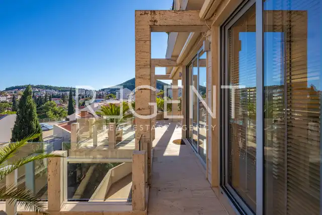 Dubrovnik, Lapad – penthouse 268 m², krovna terasa, bazen, garaža
