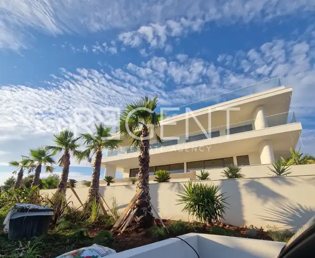 Zadar, Sukošan – vila 326 m² s dva bazena, dizalom i wellnessom