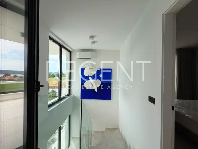 Turanj, Vila 180 m²— grijani bazen, pogled na more, 350 m od plaže