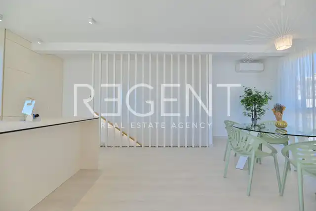 Seget Vranjica – sodobna duplex vila z dvema bazenoma in s pogledom na morje