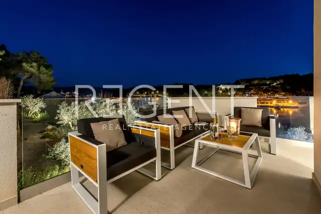 Brač, Milna - Moderní vila v první řadě u moře, 264 m2