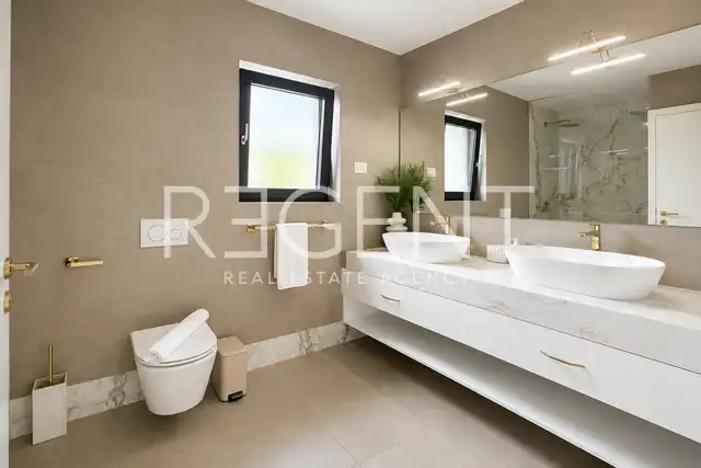 Vila 200 m², Pula — 3 spavaće sobe, grijani bazen, garaža, sauna