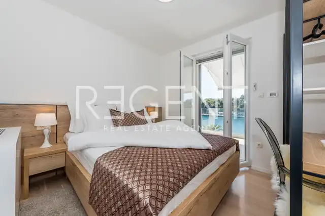 Brač, Milna - Moderní vila v první řadě u moře, 264 m2