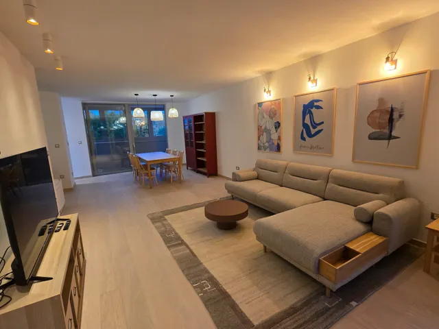 Split, Pujanke - Renoviran trosoban stan s lođom