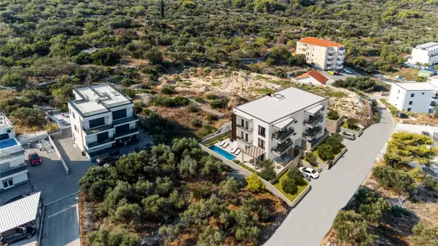 Trogir, Okrug Novi - Nowoczesna nowa zabudowa z widokiem na morze