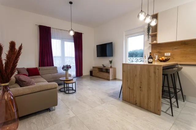 Trogir – jednosoban stan s loggiom i vrtom dugoročan najam