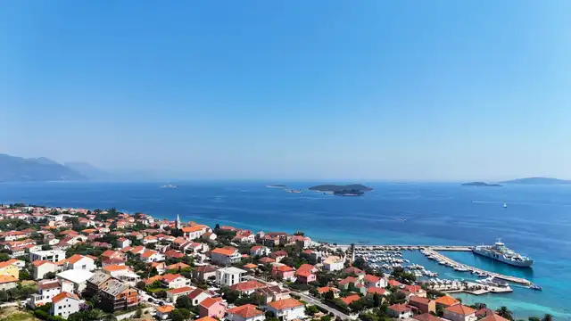 Pelješac, Orebić - Construction neuve moderne au centre avec vue sur la mer