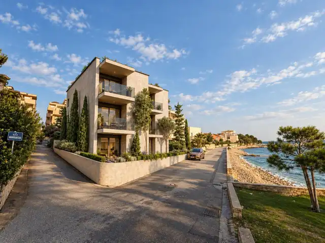 Mandre, Pag – nouvelle construction 42–118 m², premier rang face à la mer