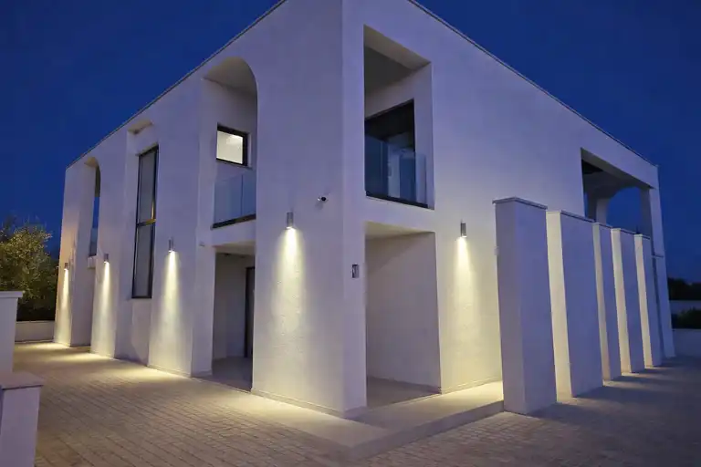 Vila 335 m², Umag — bazen 10×5, pogled more, namještena