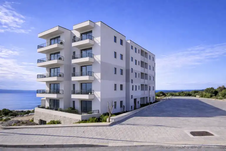 Макарска, Зеленка - двухкомнатная квартира в новостройке с террасой и садом.