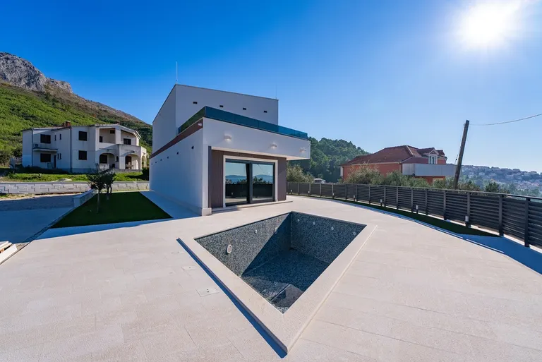 Split, Strožanac - Moderná vila s výhľadom na more, bazénom a pomocnou budovou 50 m2