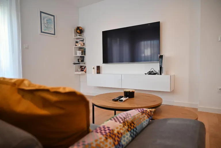 Podstrana, Strožanac - Dvoupokojový byt se zahradou 71 m2 dlouhodobě