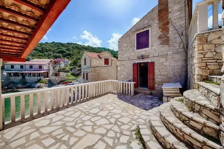 Komiža - Kamenný dom priamo pri mori