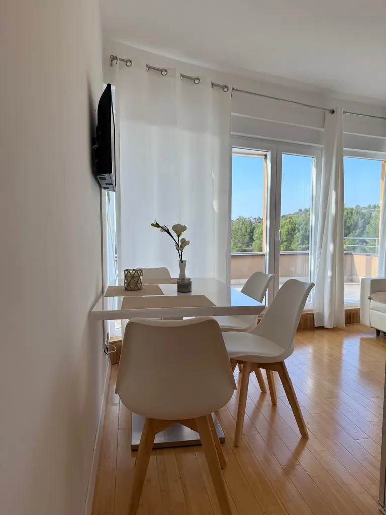 Šibenik, Podsolarsko - Moderní garsonka s prostornou terasou 38 m2