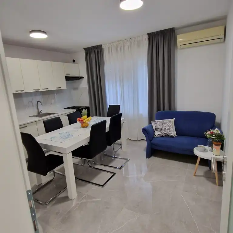 Split, Kamen - Appartement de trois pièces avec jardin privé