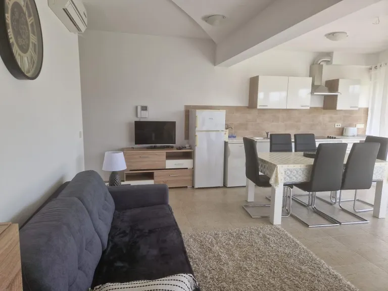 Šibenik, Podsolarsko - Dvoupokojový byt se zahradou 91 m2