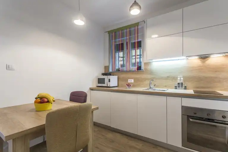 Split, Bačvice - Stan s 3 apartmanske jedinice i prostranim vrtom