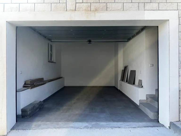 Spalato, Podstrana - Casa con tre unità abitative e vista mare 340m2