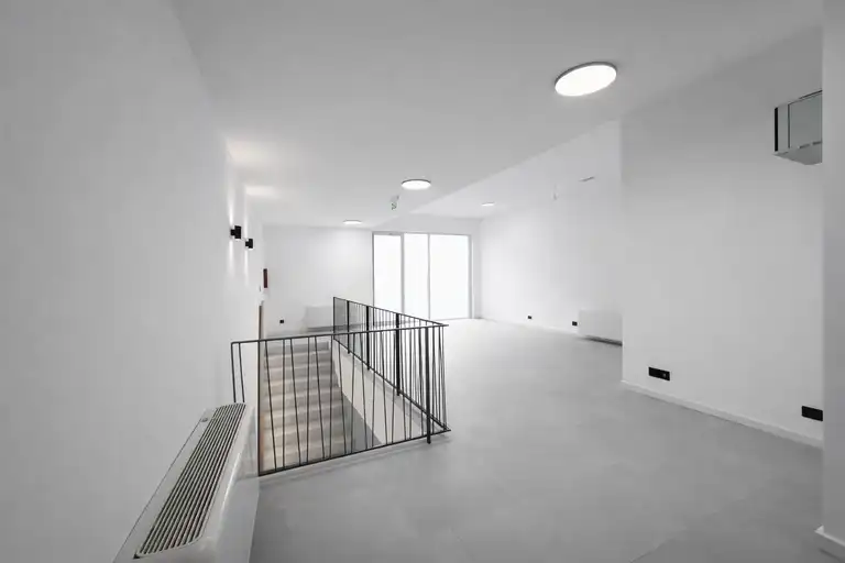 Zagabria, Trešnjevka - ampio locale commerciale su due livelli con parcheggio