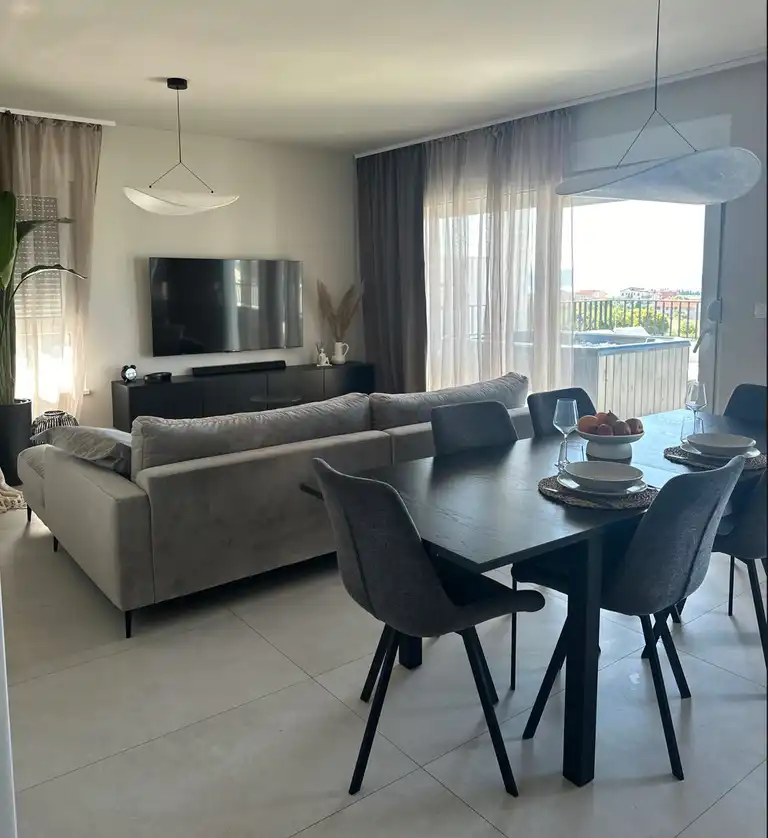 Kaštel, Kaštel Stari - Trosoban stan sa loggiom i pogledom na more