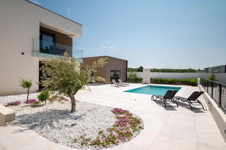 Zadar, Vrsi – appartements de trois pièces avec piscine et vue sur la mer