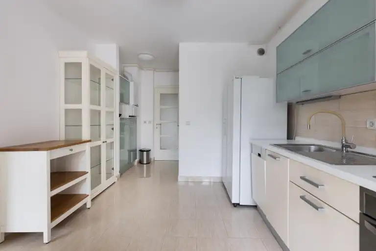 Zagreb, Centar -  Prostran dvosoban stan za najam u centru grada