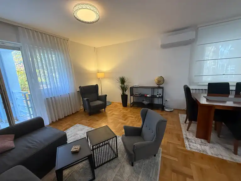 Zagabria, Mlinovi – appartamento trilocale con balcone al piano terra