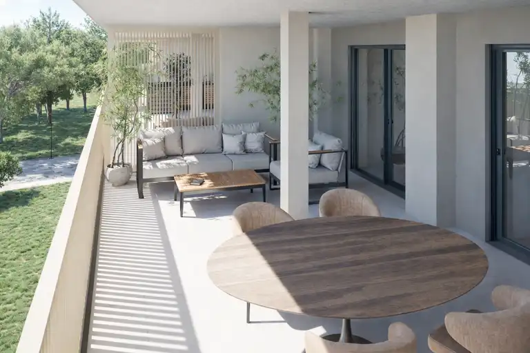 Umag - trosoban stan s velikom loggiom i balkonom