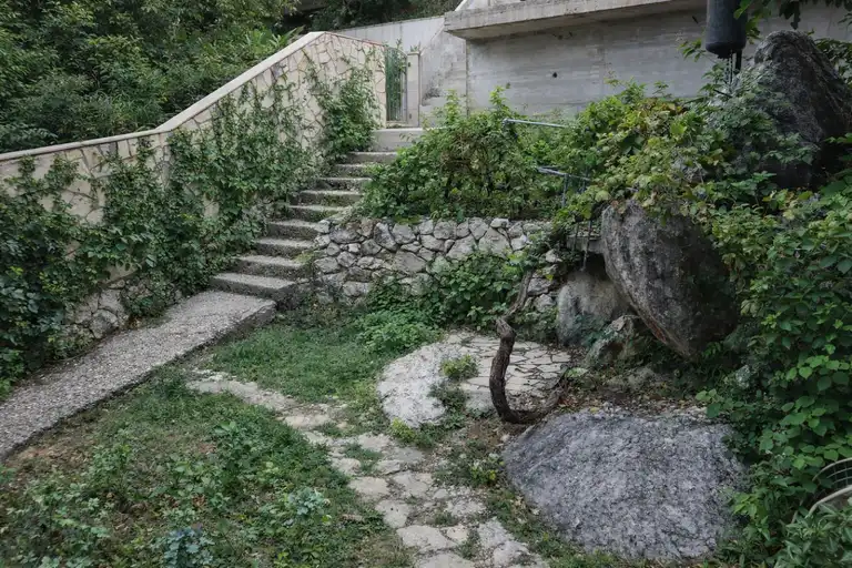 Rogoznica - Hiša z dvoriščem in pogledom na morje