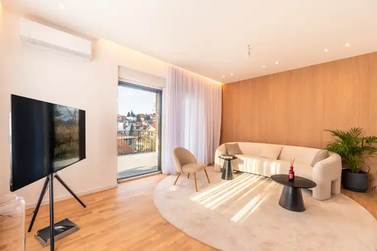 Zagreb, Srebrnjak - moderan trosoban stan s terasom