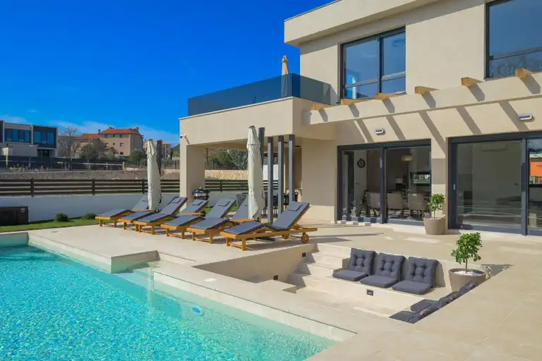 Rovinj- vila s bazenom u modernoj novogradnji