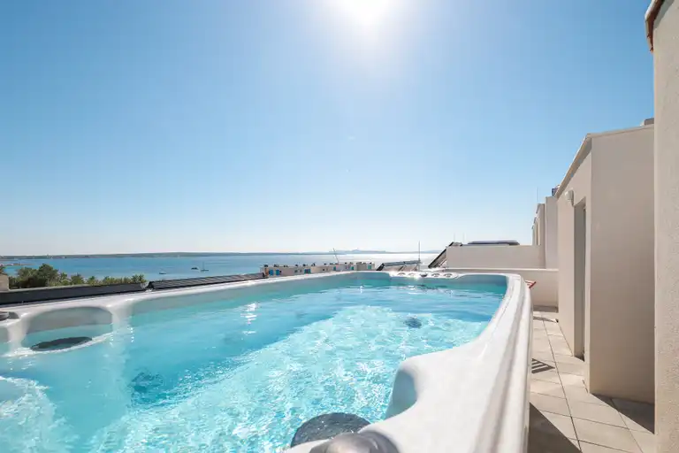 Privlaka - Dom szeregowy z basenem i tarasem na dachu.